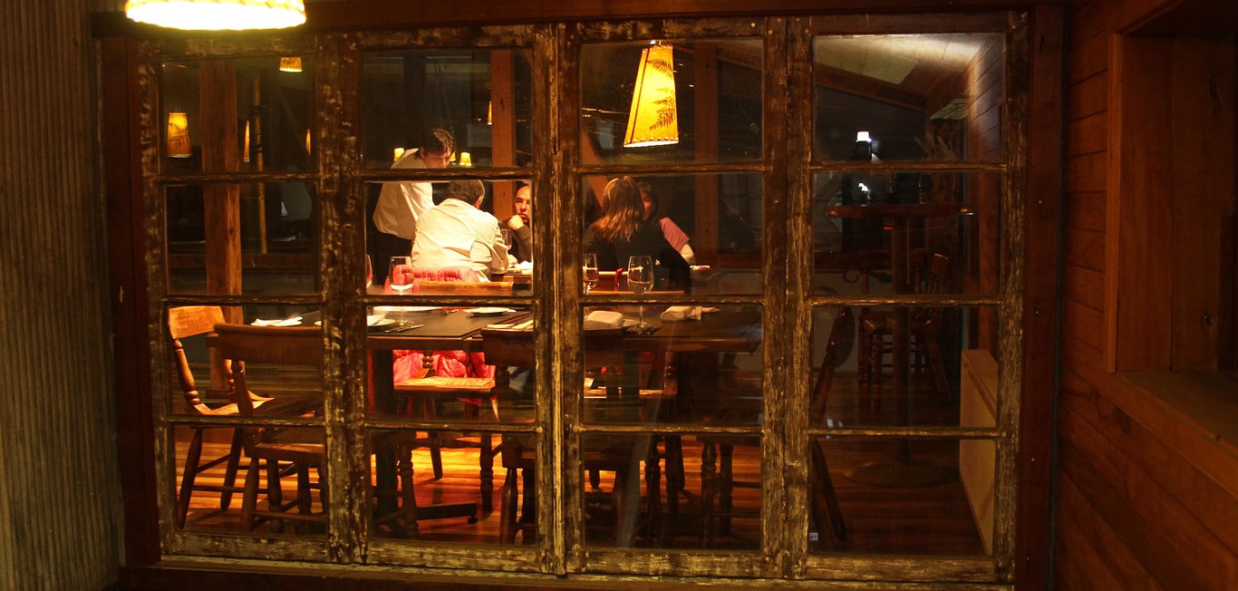 Vista de un comedor a través de un ventanal